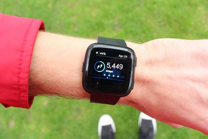 Smartwatch Fitbit Versa sul polso di un utente