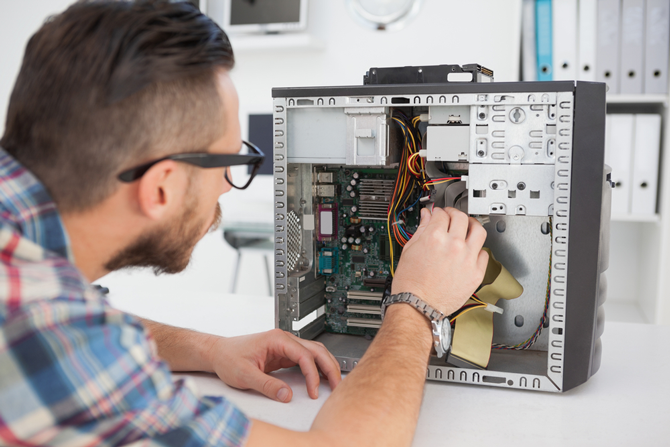 Uomo che lavora al computer