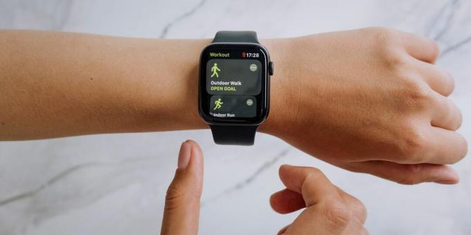 Un Apple Watch con cinturino Sport che mostra una camminata all'aperto