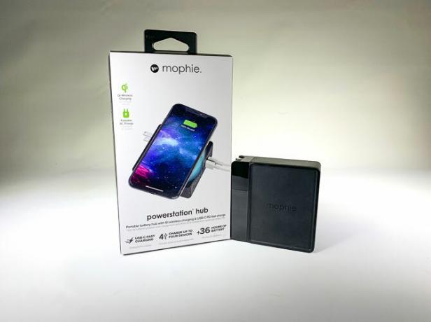 Mophie Powerstation Hub accanto alla sua scatola