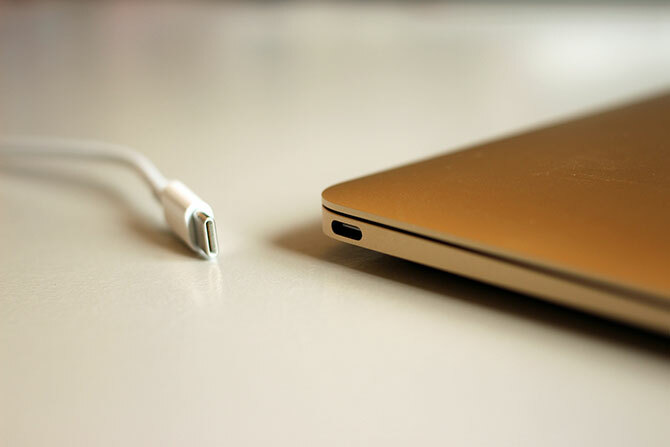 Macbook Apple con porta USB-C foto